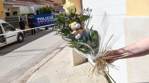 Una persona lleva un ramo de flores y un peluche al lugar de los hechos, a 3 de abril de 2024, en Bellcaire d'Empordà, Girona, Catalunya, (España). Glòria Sánchez / Europa Press Una persona lleva un ramo de flores y un peluche al lugar de los hechos, a 3 de abril de 2024, en Bellcaire d'Empordà, Girona, Catalunya, (España). Glòria Sánchez / Europa Press