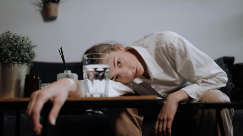 Mujer apoyada en una mesa. Ron Lanch / Pexels Mujer apoyada en una mesa. Ron Lanch / Pexels