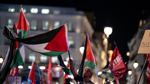 Banderas palestinas en la concentración contra “un nuevo acto de terrorismo israelí”, en la madrileña Puerta del Sol. E.P./Diego Radamés Banderas palestinas en la concentración contra “un nuevo acto de terrorismo israelí”, en la madrileña Puerta del Sol. E.P./Diego Radamés