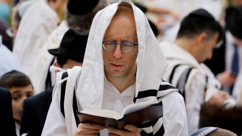 Un creyente cubierto con un chal de oración participa en la bendición sacerdotal durante la festividad judía de Sucot en el Muro de las Lamentaciones, el lugar de oración más sagrado del judaísmo, en la Ciudad Vieja de Jerusalén. REUTERS/Ammar Awa Un creyente cubierto con un chal de oración participa en la bendición sacerdotal durante la festividad judía de Sucot en el Muro de las Lamentaciones, el lugar de oración más sagrado del judaísmo, en la Ciudad Vieja de Jerusalén. REUTERS/Ammar Awad