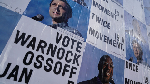 Carteles electorales de los candidatos del Partido Demócrata al Senado, Jon Ossoff y Raphael Warnock, en las elecciones en el estado de Georgia (EEUU). REUTERS/Elijah Nouvelage Carteles electorales de los candidatos del Partido Demócrata al Senado, Jon Ossoff y Raphael Warnock, en las elecciones en el estado de Georgia (EEUU). REUTERS/Elijah Nouvelage