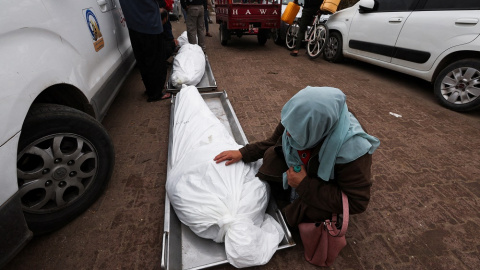 Una mujer frente al cuerpo de un asesinado por Israel en Gaza, a 5 de diciembre de 2023. REUTERS/Ibraheem Abu Mustafa Una mujer frente al cuerpo de un asesinado por Israel en Gaza, a 5 de diciembre de 2023. REUTERS/Ibraheem Abu Mustafa