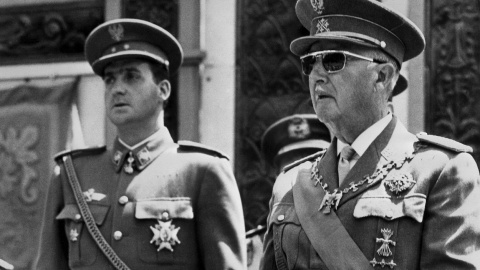 El dictador Francisco Franco con el entonces príncipe Juan Carlos, en una foto de enero de 1969. AFP El dictador Francisco Franco con el entonces príncipe Juan Carlos, en una foto de enero de 1969. AFP