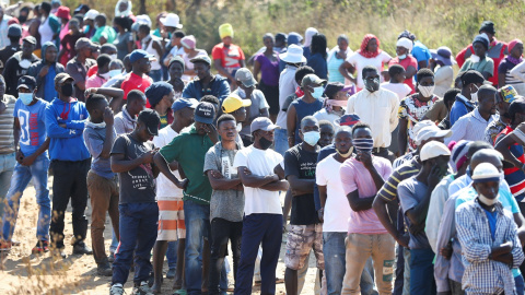 Multitud de personas haciendo cola para recibir ayuda alimentaria, en Sunderland Ridge (Sudáfrica), durante las restricciones impuestas por la pandemia del coronavirus. REUTERS / Siphiwe Sibeko Multitud de personas haciendo cola para recibir ayuda alimentaria, en Sunderland Ridge (Sudáfrica), durante las restricciones impuestas por la pandemia del coronavirus. REUTERS / Siphiwe Sibeko