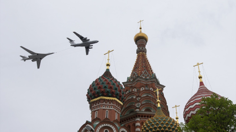 Un avión de reabastecimiento Il-78 y un bombardero estratégico Tu-160 en un desfile militar en Moscú.- XINHUA / ZUMA PRESS / CONTACTOPHOTO Un avión de reabastecimiento Il-78 y un bombardero estratégico Tu-160 en un desfile militar en Moscú.- XINHUA / ZUMA PRESS / CONTACTOPHOTO