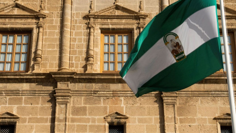 Bandera de Andalucía en el exterior del Parlamento andaluz. EFE Bandera de Andalucía en el exterior del Parlamento andaluz. EFE