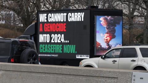 Cartel contra el "genocidio" y a favor del "alto el fuego" en Gaza, el pasado 1 de enero, en Nueva York. / Sarah Yenesel (EFE) Cartel contra el "genocidio" y a favor del "alto el fuego" en Gaza, el pasado 1 de enero, en Nueva York. / Sarah Yenesel (EFE)