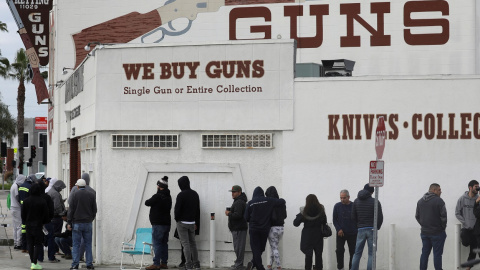 Varias personas hacen cola en una tienda de armas durante la pandemia del coronavirus, en la localidad californiana de Culver (EEUU). REUTERS/Patrick T. Fallon Varias personas hacen cola en una tienda de armas durante la pandemia del coronavirus, en la localidad californiana de Culver (EEUU). REUTERS/Patrick T. Fallon