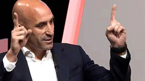 "A Felipe VI le ha salvado Luis Rubiales de encontrarse con su padre Juan Carlos (o le ha hecho una faena, a estas alturas ya no se sabe) en la boda del alcalde de Madrid este sábado. Luis Rubiales, expresidente de la RFEF.