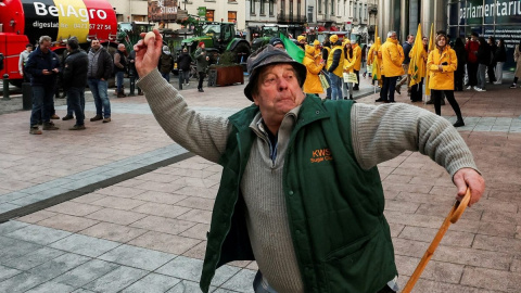 En manifestante lanza un huevo dirigido a agentes de policía mientras los agricultores de Bélgica y otros países europeos usan sus tractores para bloquear el exterior del Parlamento Europeo, en Bruselas, mientras protestan por las presiones de precios En manifestante lanza un huevo dirigido a agentes de policía mientras los agricultores de Bélgica y otros países europeos usan sus tractores para bloquear el exterior del Parlamento Europeo, en Bruselas, mientras protestan por las presiones de precios,