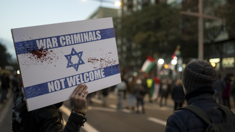 Cientos de personas protestan con banderas palestinas y carteles durante una manifestación en apoyo a Palestina, a 20 de enero de 2024, en Barcelona, Catalunya (España). Lorena Sopêna / Europa Press Cientos de personas protestan con banderas palestinas y carteles durante una manifestación en apoyo a Palestina, a 20 de enero de 2024, en Barcelona, Catalunya (España). Lorena Sopêna / Europa Press