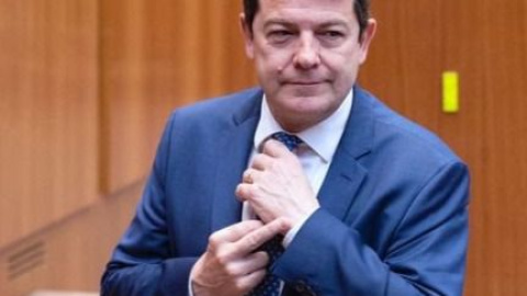 El presidente de la Junta de Castilla y León, Alfonso Fernández Mañueco, haciendo una peineta en las Cortes tras una intervención.- EFE El presidente de la Junta de Castilla y León, Alfonso Fernández Mañueco, haciendo una peineta en las Cortes.