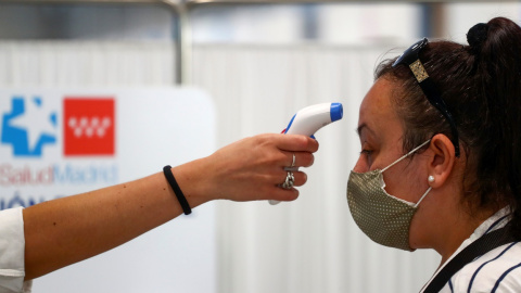 Una sanitaria toma la tempreatura a una mujer en un centro de atención primaria de la Comunidad de Madrid. REUTERS/Sergio Perez Una sanitaria toma la tempreatura a una mujer en un centro de atención primaria de la Comunidad de Madrid. REUTERS/Sergio Perez