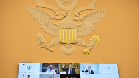 Los jefes de las grandes empresas de Internet, Jeff Bezos (Amazon), Mark Zuckerberg (Facebook), Sundar Pichai (Google), y Tim Cook (Apple), toman juramento antes de su comparecencia por videoconferencia ante en la Cámara de Representantes de EEUU, en el Los jefes de las grandes empresas de Internet, Jeff Bezos (Amazon), Mark Zuckerberg (Facebook), Sundar Pichai (Google), y Tim Cook (Apple), toman juramento antes de su comparecencia por videoconferencia ante en la Cámara de Representantes de EEUU, en el