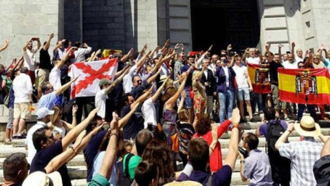 Decenas de personas realizan el saludo fascista en el Valle de los Caídos este domingo. (JUAN CARLOS HIDALGO | EFE) Decenas de personas realizan el saludo fascista en el Valle de los Caídos este domingo. (JUAN CARLOS HIDALGO | EFE)
