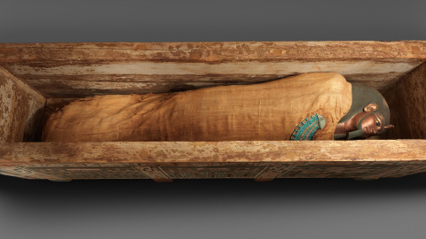 Ataúd y momia de Jnumhotep, del Reino Medio, dinastía XII, hacia 1981–1802 a.E.c. Metropolitan Museum of Art, New YorkEgyptian, Middle KingdomHuman remains, linen, cartonnage, paint, ebony, obsidian, travertine (Egyptian alabaster), gold, faience; L. Ataúd y momia de Jnumhotep, del Reino Medio, dinastía XII, hacia 1981–1802 a.E.c. Metropolitan Museum of Art, New York