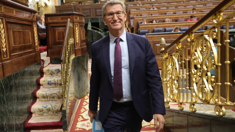 El presidente del PP, Alberto Núñez Feijóo, abandona el hemiciclo del Congreso de los Diputados tras la sesión de control al Gobierno. EUROPA PRESS/Jesús Hellín