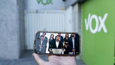El líder de VOX, Santiago Abascal ofrece unas declaraciones a los medios tras una reunión extraordinaria del Comité Ejecutivo Nacional de VOX en la que han decidido romper los gobiernos de coalición con el PP.- A. Pérez Meca / Europa Press El líder de VOX, Santiago Abascal ofrece unas declaraciones a los medios tras una reunión extraordinaria del Comité Ejecutivo Nacional de VOX en la que han decidido romper los gobiernos de coalición con el PP.- A. Pérez Meca / Europa Press