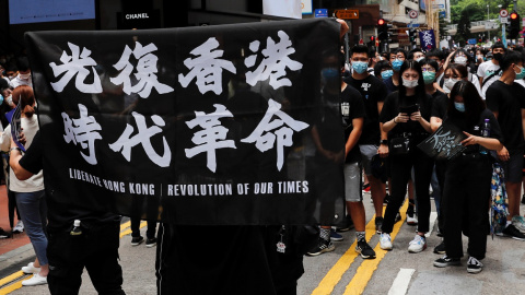 Manifestantes antigubernamentales marchan contra los planes de Pekín de imponer legislación de seguridad nacional en Hong Kong. REUTERS / Tyrone Siu Manifestantes antigubernamentales marchan contra los planes de Pekín de imponer legislación de seguridad nacional en Hong Kong. REUTERS / Tyrone Siu