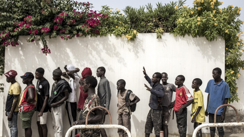 Chicos de la calle, llamados talibé, hacen cola para recibir ayuda y alimentos de una ONG, en Dakar, la capital de Senegal. AFP/JOHN WESSELS Chicos de la calle, llamados talibé, hacen cola para recibir ayuda y alimentos de una ONG, en Dakar, la capital de Senegal. AFP/JOHN WESSELS
