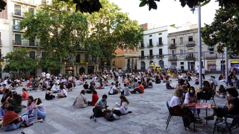 Multitud de jóvenes toman cervezas en la plaza del Sol del barrio de Gracia de Barcelona. EFE/ Alejandro García/Archivo Multitud de jóvenes toman cervezas en la plaza del Sol del barrio de Gracia de Barcelona. EFE/ Alejandro García/Archivo