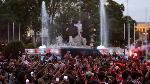 La afición del Atlético de Madrid celebra el título de Liga en la plaza de Neptuno.- EFE/Javier López La afición del Atlético de Madrid celebra el título de Liga en la plaza de Neptuno.- EFE/Javier López