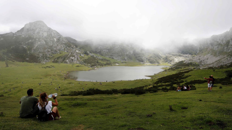 Turistas en los Lagos de Covadonga, en el Parque Nacional de Picos de Europa, Asturias. EFE/J.L. Cereijido Turistas en los Lagos de Covadonga, en el Parque Nacional de Picos de Europa, Asturias. EFE/J.L. Cereijido