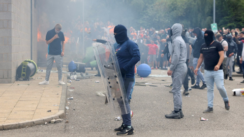 Manifestantes ultras en una de las protestas racistas contra los inmigrantes, en la localidad británica de Rotherham. REUTERS/Hollie Adams Manifestantes ultras en una de las protestas racistas contra los inmigrantes, en la localidad británica de Rotherham. REUTERS/Hollie Adams