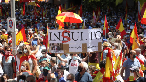 Vista de la concentración convocada por la plataforma Unión 78, este domingo, en la Plaza de Colón de Madrid, para mostrar su oposición a los indultos a los condenados por el "procés". EFE/Rodrigo Jiménez Vista de la concentración convocada por la plataforma Unión 78, este domingo, en la Plaza de Colón de Madrid, para mostrar su oposición a los indultos a los condenados por el "procés". EFE/Rodrigo Jiménez