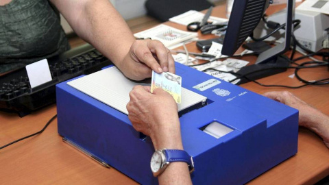 Una mujer tramita la renovación de su DNI en una comisaría. EFE Una mujer tramita la renovación de su DNI en una comisaría. EFE