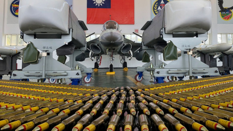Un avión de caza ligero de la Fuerza Aérea de Taiwán, Indigenous Defence Fighter (IDF, en español 'caza de defensa autóctono') y misiles de crucero aire-tierra Wan Chien, en la Base de la Fuerza Aérea de Makung en la isla de Penghu, en la costa tai Un avión de caza ligero de la Fuerza Aérea de Taiwán, Indigenous Defence Fighter (IDF, en español 'caza de defensa autóctono') y misiles de crucero aire-tierra Wan Chien, en la Base de la Fuerza Aérea de Makung en la isla de Penghu, en la costa taiw