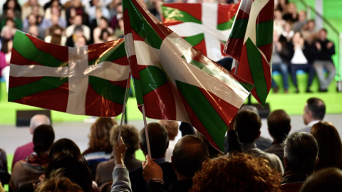 Simpatizantes del EAJ-PNV ondean ikurriñas en un mitin de la formación. EUROPA PRESS/H.Bilbao Simpatizantes del EAJ-PNV ondean ikurriñas en un mitin de la formación. EUROPA PRESS/H.Bilbao