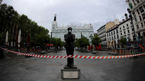 La estatua de Federico García Lorca situada en la madrileña plaza de Santa Ana, ataviada con una mascarilla facial. EFE/Rodrigo Jiménez La estatua de Federico García Lorca situada en la madrileña plaza de Santa Ana, ataviada con una mascarilla facial. EFE/Rodrigo Jiménez
