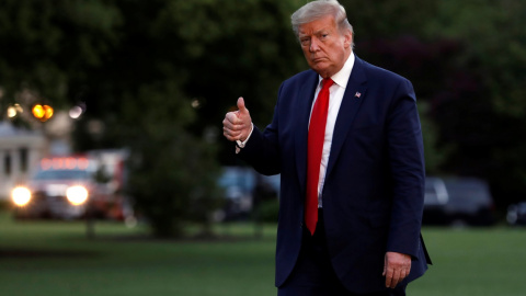 El presidente hace un gesto con el pulgar arriba a los periodistas a su llegada a la Casa Blanca, tras asistir al lanzamiento de la misión espacial SpaceX. REUTERS/Yuri Gripas El presidente hace un gesto con el pulgar arriba a los periodistas a su llegada a la Casa Blanca, tras asistir al lanzamiento de la misión espacial SpaceX. REUTERS/Yuri Gripas