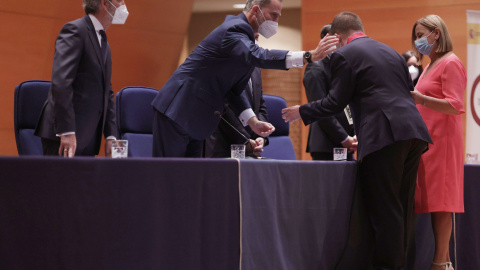 La fiscal general del Estado, Dolores Delgado; el presidente del Tribunal Supremo y del Consejo General del Poder Judicial, Carlos Lesmes; el Rey Felipe VI; y el ministro de Justicia, Juan Carlos Campo, aplauden en la entrega de los Despachos de la 59ª La fiscal general del Estado, Dolores Delgado; el presidente del Tribunal Supremo y del Consejo General del Poder Judicial, Carlos Lesmes; el Rey Felipe VI; y el ministro de Justicia, Juan Carlos Campo, aplauden en la entrega de los Despachos de la 59ª