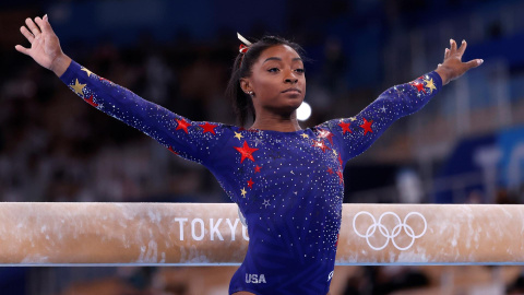 Simone Biles de los EE. UU. Compite en la viga de equilibrio durante la calificación femenina de los eventos de gimnasia artística de los Juegos Olímpicos de Tokio 2020 en el Centro de Gimnasia Ariake en Tokio, Japón, el 25 de julio de 2021.- EFE Simone Biles de los EE. UU. Compite en la viga de equilibrio durante la calificación femenina de los eventos de gimnasia artística de los Juegos Olímpicos de Tokio 2020 en el Centro de Gimnasia Ariake en Tokio, Japón, el 25 de julio de 2021.- EFE