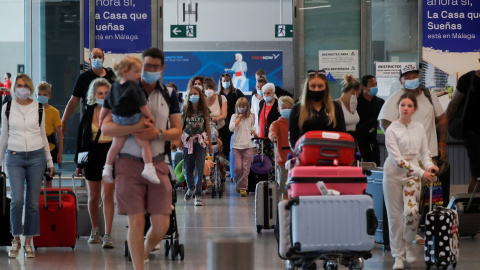 Turistas británicos a su llegada al aeropuerto de Malaga-Costa del Sol. REUTERS/Jon Nazca Turistas británicos a su llegada al aeropuerto de Malaga-Costa del Sol. REUTERS/Jon Nazca