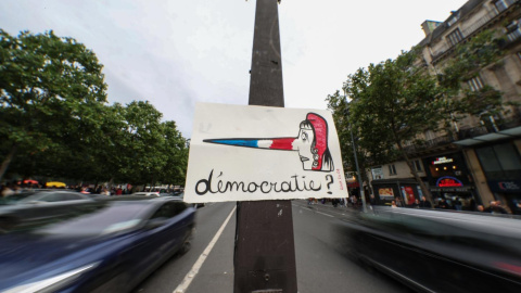 PUn cartel protesta en una de las principales avenidas de París, Francia.-EFE/EPA/MOHAMMED BADRA Un cartel protesta en una de las principales avenidas de París, Francia.-EFE/EPA/MOHAMMED BADRA