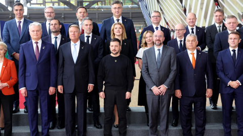 El presidente de Ucrania, Volodymir Zelenski (c), y los líderes europeos posan para una foto de familia antes de la cumbre del Consejo Europeo en Bruselas (Bélgica). EFE/ Christopher Neundorf El presidente de Ucrania, Volodymir Zelenski (c), y los líderes europeos posan para una foto de familia antes de la cumbre del Consejo Europeo en Bruselas (Bélgica). EFE/ Christopher Neundorf