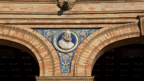 Medallón dedicado a Miguel de Cervantes en la Plaza de España de Sevilla. Shutterstock / Kevin George Medallón dedicado a Miguel de Cervantes en la Plaza de España de Sevilla. Shutterstock / Kevin George