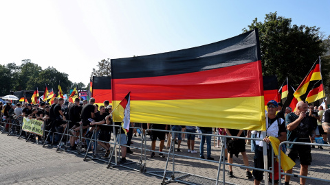 Una pancarta con los colores de la bandera alemana en el cierre de campaña del partido de ultraderecha AfD en las elecciones del 'lander' de Turingia, en Erfurt. REUTERS/Karina Hessland Una pancarta con los colores de la bandera alemana en el cierre de campaña del partido de ultraderecha AfD en las elecciones del 'lander' de Turingia, en Erfurt. REUTERS/Karina Hessland