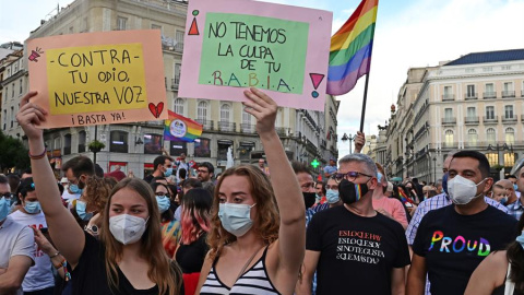 Manifestantes, durante la concentración convocada por asociaciones LGTBI+ para denunciar la pasividad de las instituciones madrileñas ante la ola de agresiones que sufren, este sábado en Madrid. EFE/ Víctor Lerena Manifestantes, durante la concentración convocada por asociaciones LGTBI+ para denunciar la pasividad de las instituciones madrileñas ante la ola de agresiones que sufren, este sábado en Madrid. EFE/ Víctor Lerena