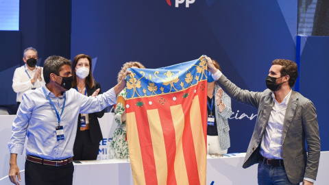 Carlos Mazón y Pablo Casado sostienen la bandera de la Comunidad Valenciana. EUROPA PRESS Carlos Mazón y Pablo Casado sostienen la bandera de la Comunidad Valenciana. EUROPA PRESS