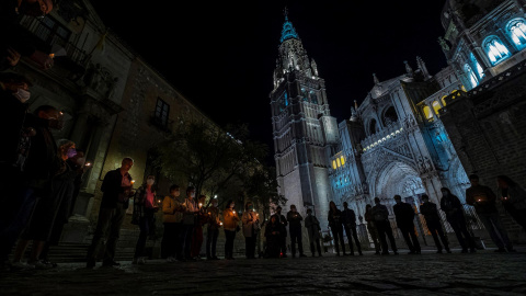 Un grupo de feligreses se reúne hoy domingo frente a la Catedral Primada de Toledo para rezar el rosario en un acto de reparación por la publicación de un vídeo musical de C. Tangana y Nathy Peluso en el interior del templo. EFE/ Ángeles Visdómine Un grupo de feligreses se reúne hoy domingo frente a la Catedral Primada de Toledo para rezar el rosario en un acto de reparación por la publicación de un vídeo musical de C. Tangana y Nathy Peluso en el interior del templo. EFE/ Ángeles Visdómine