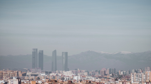 Vista de Madrid con las Cuatro Torres destacadas y la Sierra de Guadarrama al fondo desvaída por la polución. Shutterstock / Jose Luis Carrascosa Vista de Madrid con las Cuatro Torres destacadas y la Sierra de Guadarrama al fondo desvaída por la polución. Shutterstock / Jose Luis Carrascosa