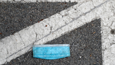 Una mascarilla quirúrgica tirada en el asfalto, en un calle en Barcelona. REUTERS/Nacho Doce Una mascarilla quirúrgica tirada en el asfalto, en un calle en Barcelona. REUTERS/Nacho Doce