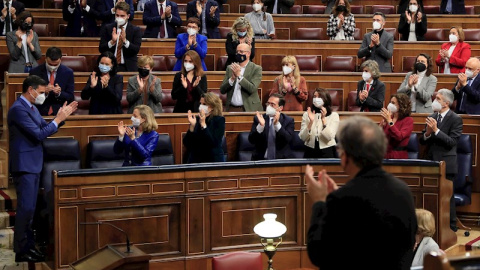 El presidente del Gobierno, Pedro Sánchez, recibe los aplausos de los miembros del Gobierno y de la bancada socialista tras la aprobación de los Presupuestos de 2022. EFE/Fernando Alvarado El presidente del Gobierno, Pedro Sánchez, recibe los aplausos de los miembros del Gobierno y de la bancada socialista tras la aprobación de los Presupuestos de 2022. EFE/Fernando Alvarado