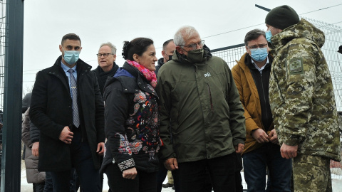 5 de enero de 2022: El Vicepresidente de la Comisión Europea Josep Borrell y el Ministro de Asuntos Exteriores de Ucrania Dmytro Kuleba visitan el puesto de control de entrada y salida en Stanytsia Luhanska oriental Ucrania.- Ukrinform / Europa Press 5 de enero de 2022: El Vicepresidente de la Comisión Europea Josep Borrell y el Ministro de Asuntos Exteriores de Ucrania Dmytro Kuleba visitan el puesto de control de entrada y salida en Stanytsia Luhanska oriental Ucrania.- Ukrinform / Europa Press