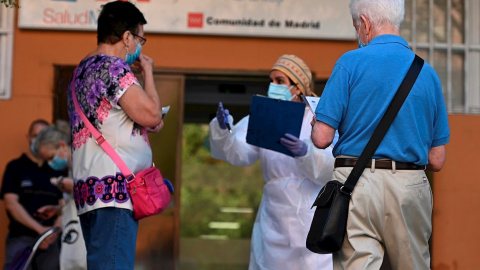 Varias personas esperan su turno para las pruebas aleatorias de PCR en un centro de salud en Madrid. EFE/Fernando Villar Varias personas esperan su turno para las pruebas aleatorias de PCR en un centro de salud en Madrid. EFE/Fernando Villar