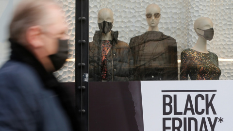 Un hombre con mascarilla pasa delante de una tienda en Kiev (Ucrania) con anuncios de ofertas por el 'Black Friday'. REUTERS/Valentyn Ogirenko Un hombre con mascarilla pasa delante de una tienda en Kiev (Ucrania) con anuncios de ofertas por el 'Black Friday'. REUTERS/Valentyn Ogirenko
